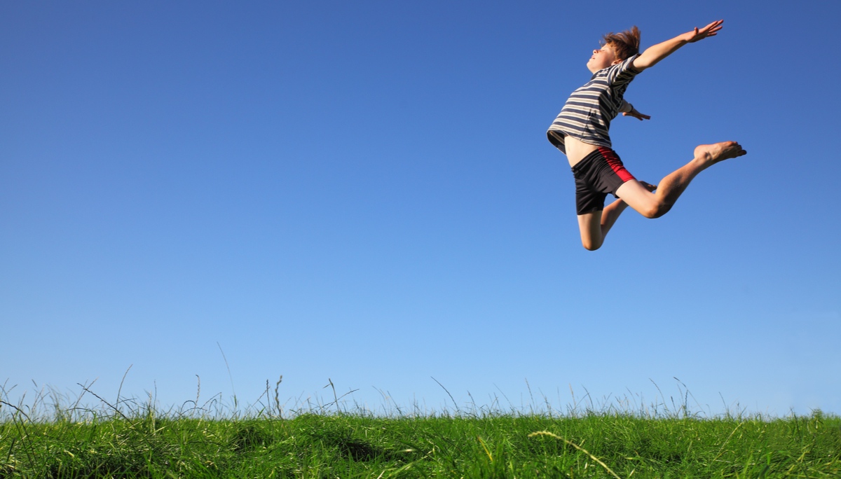 Jump very high. Мальчик прыгает. Дети в прыжке. Мальчик счастливый прыгает. Радостный мальчик прыгает.